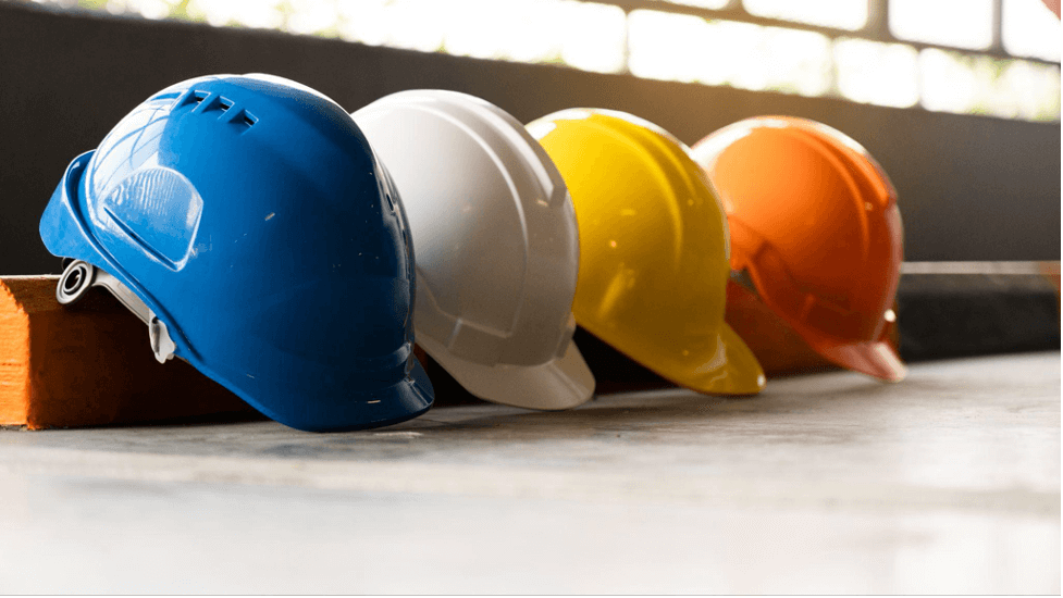 Цвет защитных касок: что он означает и как помогает в работе?